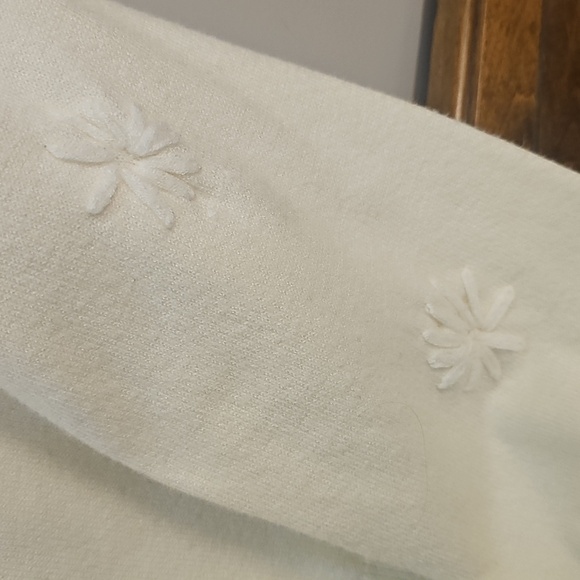 NWOT Cocobleu Embossed Flower Ivory Sweater Large - Picture 2 of 4